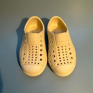 Native Jefferson Slip-On Kids Shoes in Cream Size 6